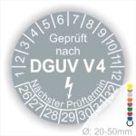Prüfplakette rund mit Text geprüft nach DGUV V 4 danach Elektropfeil und Text Nächster Prüftermin. Plaketten Farbe- Grau und Text in Weiß. Monatszahlen oben und Jahreszahlen unten beginnend mit Startjahr- 26. Durchmesser 20-50mm frei wählbar.