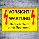 Warnschild Vorsicht! Wartung Bereich bleibt unter Spannung