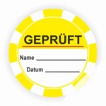Gelbes Prüfzeichen mit der Aufschrift "GEPRÜFT", Platz für Namen und Datum. Ideal für Qualitätskontrollen und Zertifizierungen.