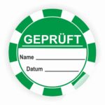 Grüner Prüfaufkleber mit dem Wort "GEPRÜFT", Platz für Name und Datum. Ideal zur Kennzeichnung von geprüften Dokumenten oder Produkten.
