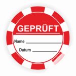 Rotes Prüfzeichen mit dem Wort "GEPRÜFT", Platz für Name und Datum, ideal für Zertifikate oder Qualitätskontrollen.