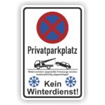 Das Bild zeigt ein Schild mit mehreren Hinweisen: Oben befindet sich ein Verkehrszeichen für ein absolutes Halteverbot (blauer Kreis mit rotem Rand und rotem X). Darunter steht der Text "Privatparkplatz", was darauf hinweist, dass das Parken nur für Berechtigte erlaubt ist. Ein Symbol eines Abschleppwagens mit einem Auto verdeutlicht, dass widerrechtlich abgestellte Fahrzeuge kostenpflichtig abgeschleppt werden. Unten auf dem Schild befinden sich zwei Schneeflockensymbole mit dem Hinweis "Kein Winterdienst!", was bedeutet, dass der Bereich im Winter nicht geräumt oder gestreut wird. Das Schild warnt also vor unbefugtem Parken und informiert darüber, dass bei Schnee und Eis keine Räumung erfolgt.