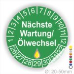 Prüfetiketten, Prüfaukleber rund, Farbe- Gruen, Text "Nächste Wartung/Ölwechsel" in Weiß. Startjahr- 24, Monatszahlen Oben und Jahreszahlen Unten in Kreisform, über den Jahreszahlen ein Öltropfen als Icon/Piktogramm in Gelb.
