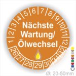 Prüfetiketten, Prüfaukleber rund, Farbe- Orange, Text "Nächste Wartung/Ölwechsel" in Weiß. Startjahr- 26, Monatszahlen Oben und Jahreszahlen Unten in Kreisform, über den Jahreszahlen ein Öltropfen als Icon/Piktogramm in Gelb.