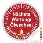 Prüfetiketten, Prüfaukleber rund, Farbe- Rot, Text "Nächste Wartung/Ölwechsel" in Weiß. Startjahr- 26, Monatszahlen Oben und Jahreszahlen Unten in Kreisform, über den Jahreszahlen ein Öltropfen als Icon/Piktogramm in Gelb.