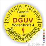 Prüfplakette, DGUV Vorschrift 4 Prüfsiegel rund mit Text geprüft nach Dguv Vorschrift 3 danach Elektropfeil in Rot. Plaketten Farbe- Gelb und Text in Schwarz. Monatszahlen oben und Jahreszahlen unten beginnend mit Startjahr- 26.