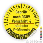 Prüfplakette mit Text Geprüft nach Dguv Vorschrift 4 und Nächster Prüftermin mit zwischen Strich in Rot. Plaketten Farbe- Gelb und Text in Schwarz. Monatszahlen oben und Jahreszahlen unten beginnend mit Startjahr- 26