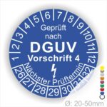 Prüfplakette rund mit Text geprüft nach Dguv Vorschrift 3 danach Elektropfeilund Text Nächster Prüftermin. Plaketten Farbe- Blau und Text in Weiß. Monatszahlen oben und Jahreszahlen unten beginnend mit Startjahr- 26