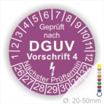 Prüfplakette rund mit Text geprüft nach Dguv Vorschrift 3 danach Elektropfeilund Text Nächster Prüftermin. Plaketten Farbe- Lila und Text in Weiß. Monatszahlen oben und Jahreszahlen unten beginnend mit Startjahr- 26.