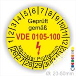 DIN VDE 0105 Prüfplaketten Prüfplaketten rund, Text "geprüft gemäß VDE 0105-100" Farbe- Gelb Startjahr- 26 mit Elektro Pfeil, Monatszahlen Oben und Jahreszahlen Unten fürWiederholungsprüfungen für Elektrische Gebäudeinstallationen und ihre Betriebsmittel
