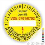 Pruefplakette mit Beschriftungfeld VDE-0701-0702 Farbe- Gelb Startjahr- 26 mit Elektro Pfeil Monatszahlen und Jahreszahlen