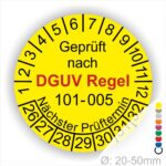 Prüfplakette, Mehrjahresplakette runde Form mit Text geprüft nach DGUV Regel 101-005 Nächster Prüftermin. Plaketten Farbe- Gelb und Text in Schwarz und Rot. Monatszahlen oben und Jahreszahlen unten beginnend mit Startjahr- 26 zur Prüfung von Hochziehbare Personenaufnahmemittel