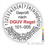 Prüfplakette, Wartungsticker runde Form mit Text geprüft nach DGUV Regel 101-005 Nächster Prüftermin. Plaketten Farbe- Weiss und Text in Schwarz und Rot. Monatszahlen oben und Jahreszahlen unten beginnend mit Startjahr- 26 zur Prüfung von Hochziehbare Personenaufnahmemittel