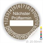 Prüfplakette, Prüfetikett rund, Farbe- Braun, Text "Nächster Prüftermin" in Weiß. Als nächstes kommt ein Beschriftungfeld / Leerfeld in Farbe Weiß. Startjahr- 26, Monatszahlen Oben und Jahreszahlen Unten in Kreisform.