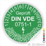 Prüfplaketten rund, Farbe- Grün, Text "Geprüft gemäß DIN VDE 0751-1" in Weiß danach ein Elektro- Pfeil in Weiß, Startjahr- 26, Monatszahlen Oben und Jahreszahlen Unten in Kreisform. Über den Jahreszahlen Text "Nächster Prüftermin"