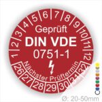 Prüfplaketten rund, Farbe- Rot, Text "Geprüft gemäß DIN VDE 0751-1" in Weiß danach ein Elektro- Pfeil in Weiß, Startjahr- 26, Monatszahlen Oben und Jahreszahlen Unten in Kreisform. Über den Jahreszahlen Text "Nächster Prüftermin"