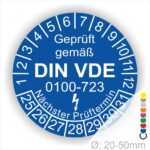 Prüfplaketten rund, Farbe- Blau, Text "Geprüft gemäß VDE 0100-0723" in Weiß danach ein Elektro- Pfeil in Weiß, Startjahr- 25, Monatszahlen Oben und Jahreszahlen Unten in Kreisform. Über den Jahreszahlen Text "Nächster Prüftermin"