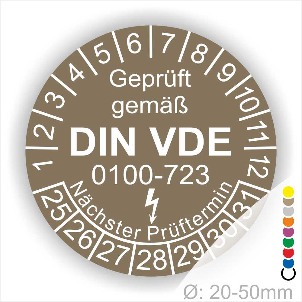 Prüfplaketten rund, Farbe- Braun, Text "Geprüft gemäß VDE 0100-0723" in Weiß danach ein Elektro- Pfeil in Weiß, Startjahr- 25, Monatszahlen Oben und Jahreszahlen Unten in Kreisform. Über den Jahreszahlen Text "Nächster Prüftermin"
