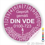 Prüfplaketten rund, Farbe- Lila, Text "Geprüft gemäß VDE 0100-0723" in Weiß danach ein Elektro- Pfeil in Weiß, Startjahr- 25, Monatszahlen Oben und Jahreszahlen Unten in Kreisform. Über den Jahreszahlen Text "Nächster Prüftermin"