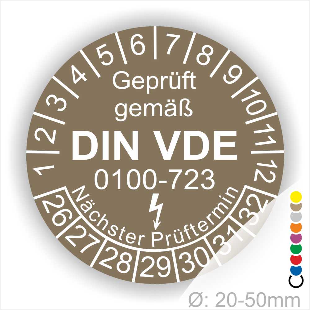 Prüfetiketten rund, Farbe- Braun, Text "Geprüft gemäß VDE 0100-0723" in Weiß danach ein Elektro- Pfeil in Weiß, Startjahr- 26, Monatszahlen Oben und Jahreszahlen Unten in Kreisform. Über den Jahreszahlen Text "Nächster Prüftermin"