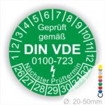 Prüfetiketten rund, Farbe- Grün, Text "Geprüft gemäß VDE 0100-0723" in Weiß danach ein Elektro- Pfeil in Weiß, Startjahr- 26, Monatszahlen Oben und Jahreszahlen Unten in Kreisform. Über den Jahreszahlen Text "Nächster Prüftermin"