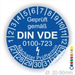 Prüfaufkleber rund, Farbe- Blau, Text "Geprüft gemäß VDE 0100-0723" in Weiß danach ein Elektro- Pfeil in Weiß, Startjahr- 27, Monatszahlen Oben und Jahreszahlen Unten in Kreisform. Über den Jahreszahlen Text "Nächster Prüftermin"