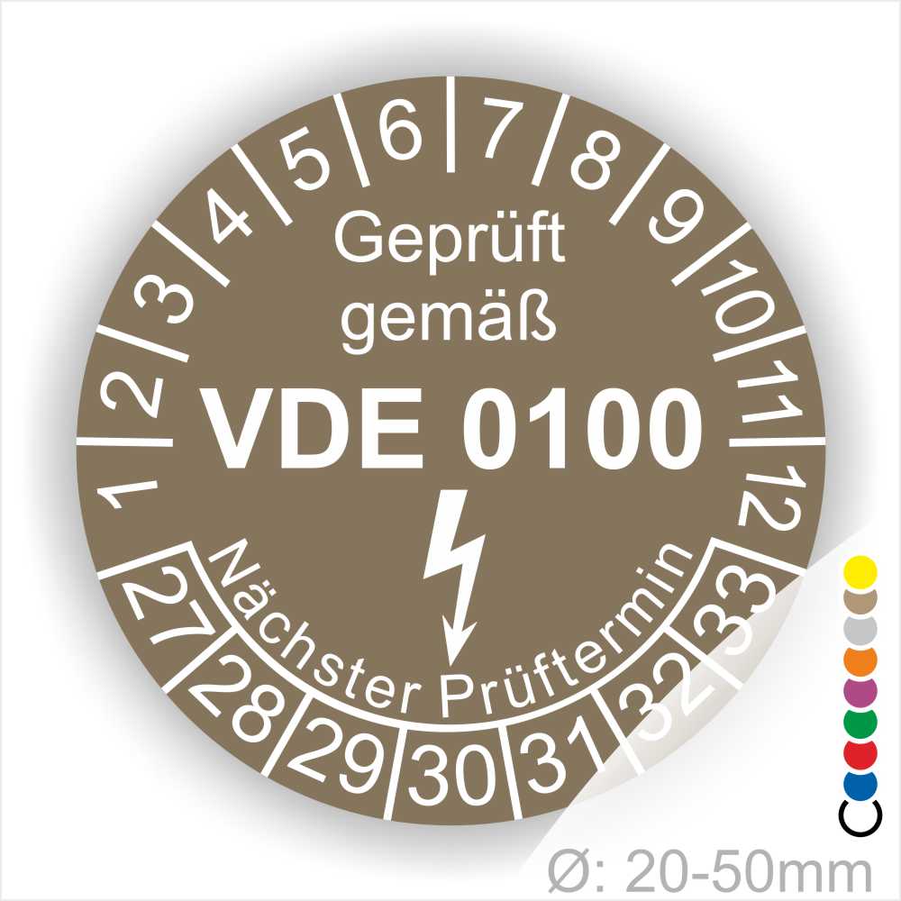 Prüfaukleber rund Farbe- Braun, Text "Geprüft gemäß VDE 0100" in Weiß danach ein Elektro- Pfeil in Weiß, Startjahr- 27, Monatszahlen Oben und Jahreszahlen Unten in Kreisform. Über den Jahreszahlen Text "Nächster Prüftermin"