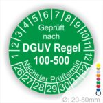 Prüfplakette rund mit Text geprüft nach DGUV Regel 100-500 Nächster Prüftermin. Plaketten Farbe- Grün und Text in Weiß. Monatszahlen oben und Jahreszahlen unten beginnend mit Startjahr- 26