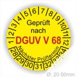 Wartungssiegel, Prüfsiegel rund mit Text geprüft nach Dguv Vorschrift 68 danach Nächster Prüftermin. Plaketten Farbe- Gelb und Text in Schwarz . Monatszahlen oben und Jahreszahlen unten beginnend mit Startjahr- 28. Für Prüfungen von Flurförderzeuge