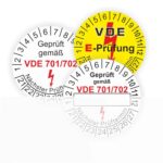 VDE Prüfplaketten für elektrische Geräte, die die E-Prüfung gemäß VDE 701/702 bestätigen, mit verschiedenen Designs in Rot und Gelb.