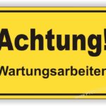 Warnschild mit der Aufschrift Achtung Wartungsarbeiten in gelber Signalfarbe zur Kennzeichnung von Gefahrenbereichen.