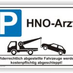 Parkplatzschild HNO-Arzt mit Abschleppwagen