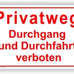 Schild mit der Aufschrift "Privatweg - Durchgang und Durchfahrt verboten" in roter Schrift auf weißem Hintergrund, das den Zugang zu einem privaten Weg einschränkt.