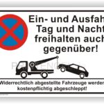 Ein und Ausfahrt Tag und Nacht freihalten auch gegenüber Parkverbot Schild