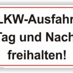 LKW-Ausfahrt Tag und Nacht freihalten Schild