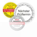 Drei Prüfplaketten mit Informationen zu DGUV-Vorschriften, nächsten Prüfterminen und Firmennamen, die zur Sicherheitsüberprüfung von elektrischen Geräten verwendet werden.