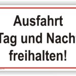 Ausfahrt Tag und Nacht freihalten Schild