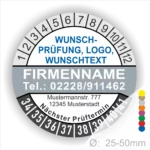 Runde graue Prüfplakette mit personalisierbarem Firmenname, Logo und Wunschtext. Mit Monats- und Jahresring zur Markierung des nächsten Prüftermins, geeignet für Wartung, Sicherheitsprüfung und Betriebsmittelkennzeichnung.