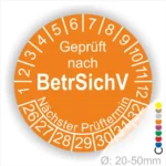 Orangefarbige Prüfplakette mit dem Text "Geprüft nach BetrSichV" und Angaben zum nächsten Prüftermin. Die Plakette ist für Geräte mit einem Durchmesser von 20-50 mm vorgesehen und zeigt die Prüfnummern von 1 bis 32.