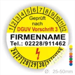 Gelbes Prüfzeichen mit der Aufschrift "Geprüft nach DGUV Vorschrift 3", Firmennamen und Kontaktnummer. Die Skala zeigt Prüffristen von 1 bis 12 an, geeignet für Geräte mit einem Durchmesser von 25-50 mm.