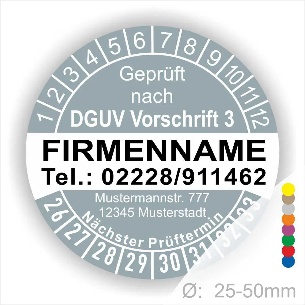 Bild eines Prüfaufklebers, der nach DGUV Vorschrift 3 zertifiziert ist. Enthält Informationen wie Firmenname, Telefonnummer, Adresse und den nächsten Prüftermin. Der Aufkleber hat einen Durchmesser von 25-50 mm und zeigt farbige Markierungen.