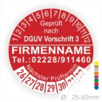 Rotes Prüfplakett mit der Aufschrift „Geprüft nach DGUV Vorschrift 3“, Firmenname und Kontaktdaten. Hinweis auf den nächsten Prüftermin und Durchmesser von 25-50 mm.