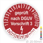 Runder Prüfaufkleber in Rot mit der Aufschrift "geprüft nach DGUV Vorschrift 3", der die Prüfintervalle von 1 bis 12 und die Zahlen 26 bis 32 zeigt. Der Durchmesser beträgt 20-50 mm und enthält ein Blitzsymbol für elektrische Sicherheit.