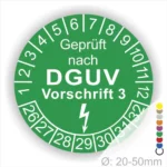 Grünes Prüfsiegel mit der Aufschrift "Geprüft nach DGUV Vorschrift 3", das die Sicherheitsüberprüfung von Geräten im Durchmesserbereich von 20-50 mm kennzeichnet.