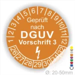 Prüfzertifikat nach DGUV Vorschrift 3 auf einem orangefarbenen Aufkleber, Durchmesser 20-50 mm, mit Prüfnummern von 1 bis 30 und einem Blitzsymbol.
