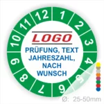 Bilder von einem Prüfaufkleber mit einem grünen Rand und Zahlen von 1 bis 12. Der Aufkleber enthält Platz für ein Logo, Prüfungsdetails, Text und Jahreszahlen, mit einem Durchmesser von 25-50 mm. Ideal für individuelle Beschriftungen und Prüfungen.