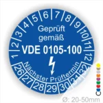 Prüfsiegel gemäß VDE 0105-100, blaues Rundschild mit nächstem Prüftermin und Durchmesserangabe von 20-50mm.