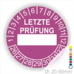 Lila Prüfaufkleber mit der Aufschrift "LETZTE PRÜFUNG" und Platz für das Datum. Der Aufkleber zeigt Zahlen von 1 bis 12 und von 26 bis 32. Durchmesser von 20-50 mm, geeignet für regelmäßige Sicherheitsüberprüfungen.