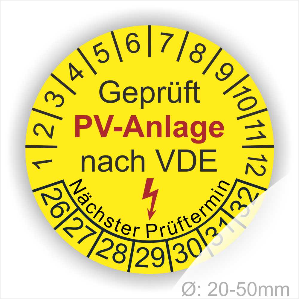 Prüfplaketten rund, Farbe- Gelb, Text "Geprüft PV-Anlage nach VDE" in Schwarz danach ein Elektro- Pfeil in Rot, Startjahr- 26, Monatszahlen Oben und Jahreszahlen Unten in Kreisform. Über den Jahreszahlen Text "Nächster Prüftermin"