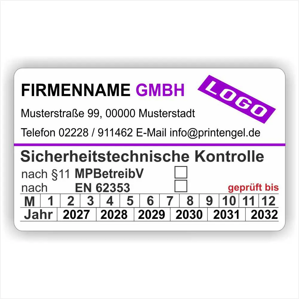 Sicherheitstechnische Kontrolle STK Prüfetikett nach §11 MPBetreibV und EN 62353 mit Firmenname, violettem Logo-Akzent, Monats- und Jahreskennzeichnung, geprüft-bis-Angabe